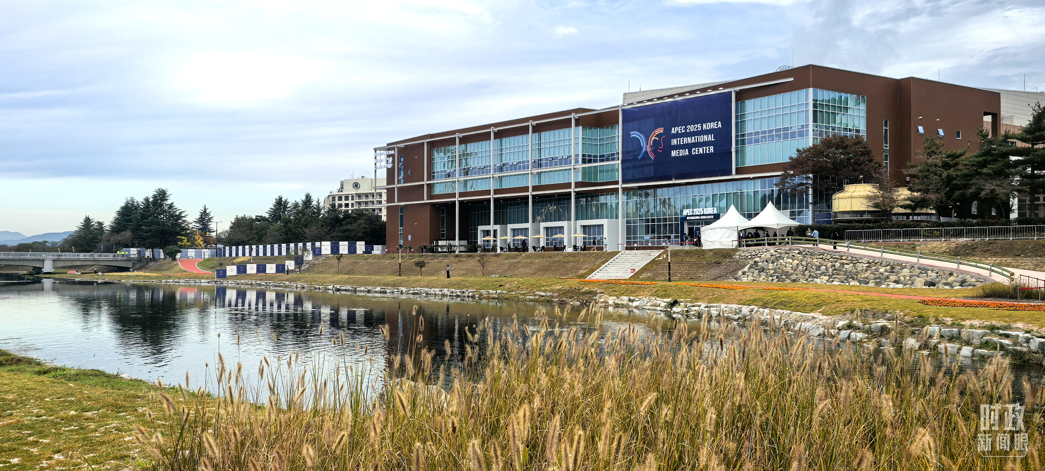 △APEC第三十二次领导人非正式会议媒体中心。（总台央视记者范凯拍摄）