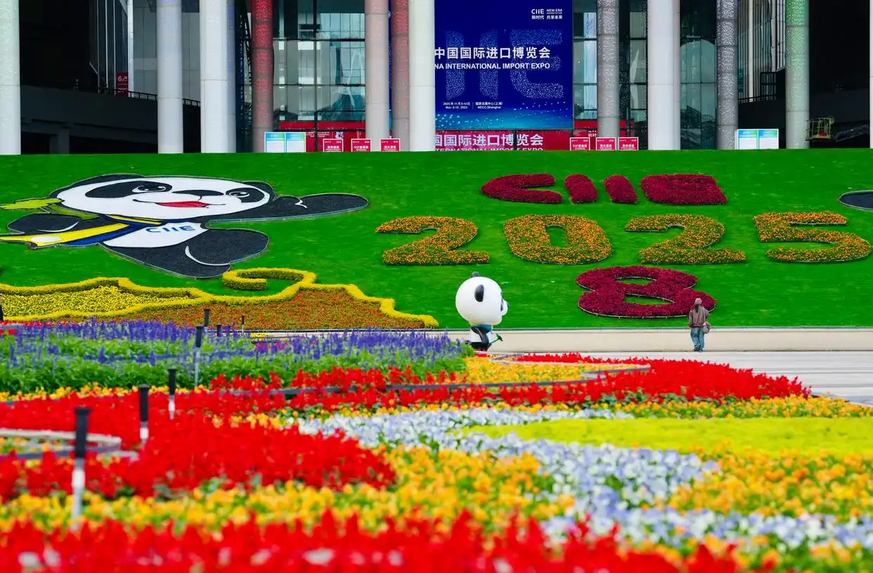 　　△近日，“四叶草”国家会展中心（上海）焕然一新，迎接将于11月初开幕的第八届中国国际进口博览会。本届进博会企业展面积超36.7万平方米，有138个国家和地区的4108家企业参展。