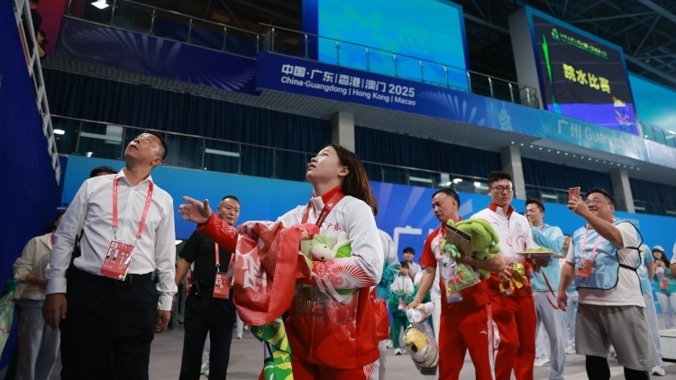 全红婵“接完你的接你的”，赛后观众送的娃娃根本收不完