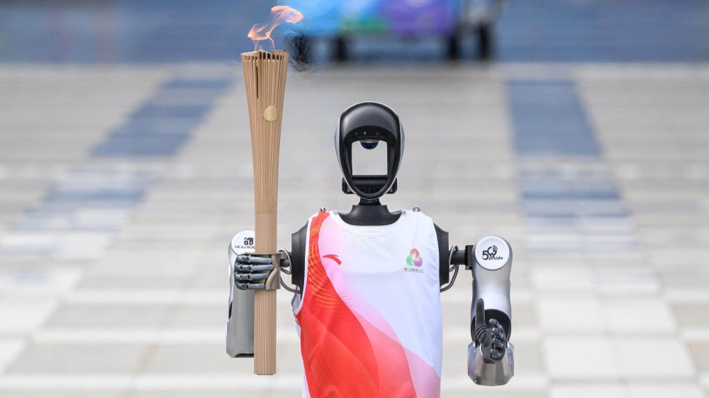 全球首款！机器人”夸父”圆满完成十五运会火炬传递任务