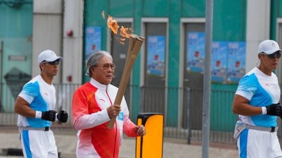 霍震霆接力传递，十五运火炬“舞动”金紫荆广场