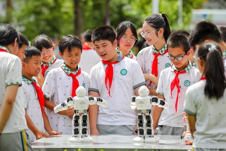 　　2024年5月30日，四川省宜宾市长宁县希望小学的学生们在迎“六一”活动上观看机器人舞蹈表演。新华社发（庄歌尔 摄）