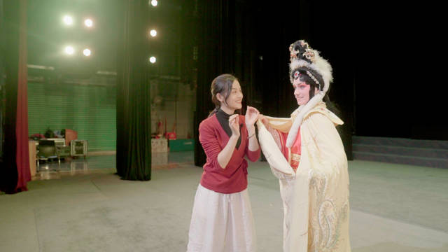 达丽娅向管乐莹学习汉剧《王昭君》中的唱段 