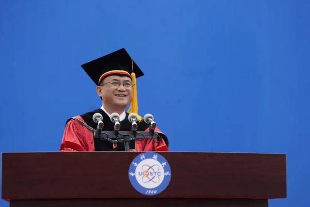 成都电子科技大学校长曾勇在毕业典礼上致辞。来源：中国青年报