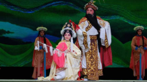 惊艳“昭君妆”!俄罗斯小姐姐试水广东汉剧化妆术 惊艳“昭君妆”!俄罗斯小姐姐试水广东汉剧化妆术