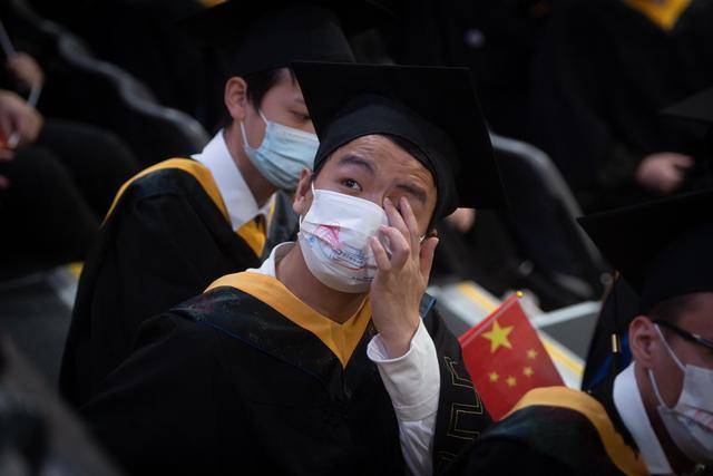 6月22日，华中科技大学毕业生参加学校举行的毕业典礼。来源：新华社