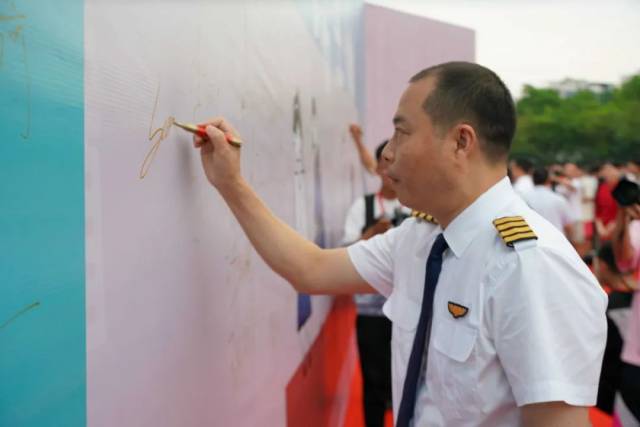 “中国民航英雄机长”刘传健。来源：澎湃新闻