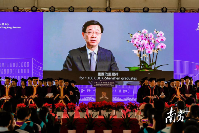 香港中文大学（深圳）2022年本科生毕业典礼上，香港特别行政区候任行政长官李家超作为特邀嘉宾为毕业生送上祝福。