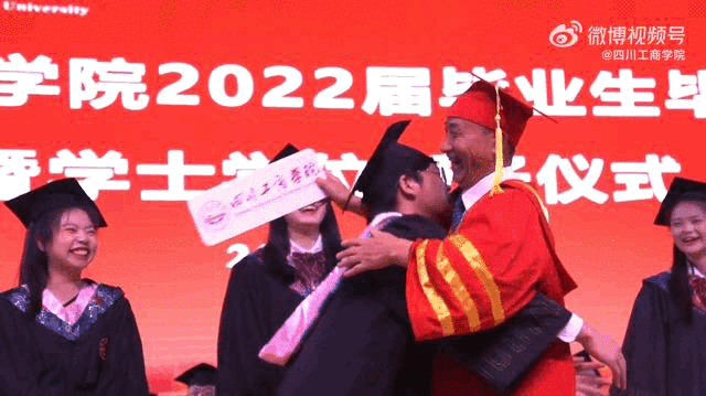6月12日，在四川工商学院的毕业典礼上，毕业生抱起校长转起圈圈。来源：@四川工商学院