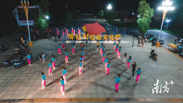 入夜后，不少村民在博社村红色文化园跳起广场舞。 记者 罗一飞 摄
