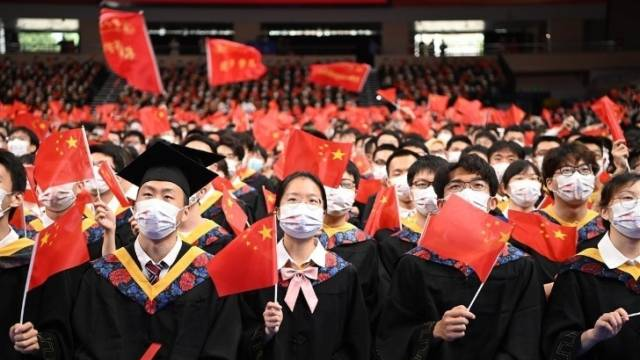 合影一秒钟,套路一百种?全网围观首批“00后”大学毕业! 合影一秒钟,套路一百种?全网围观首批“00后”大学毕业!