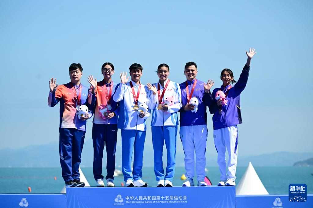 　　11月5日，获得冠军的浙江队选手柳雅欣（右三）与教练员钱智勇（左三）、获得亚军的广西队选手尹芳芳（左二）与教练员张子山（左一）、获得季军的福建队选手吴静萱（右一）与教练员魏巍（右二）在颁奖台上合影。