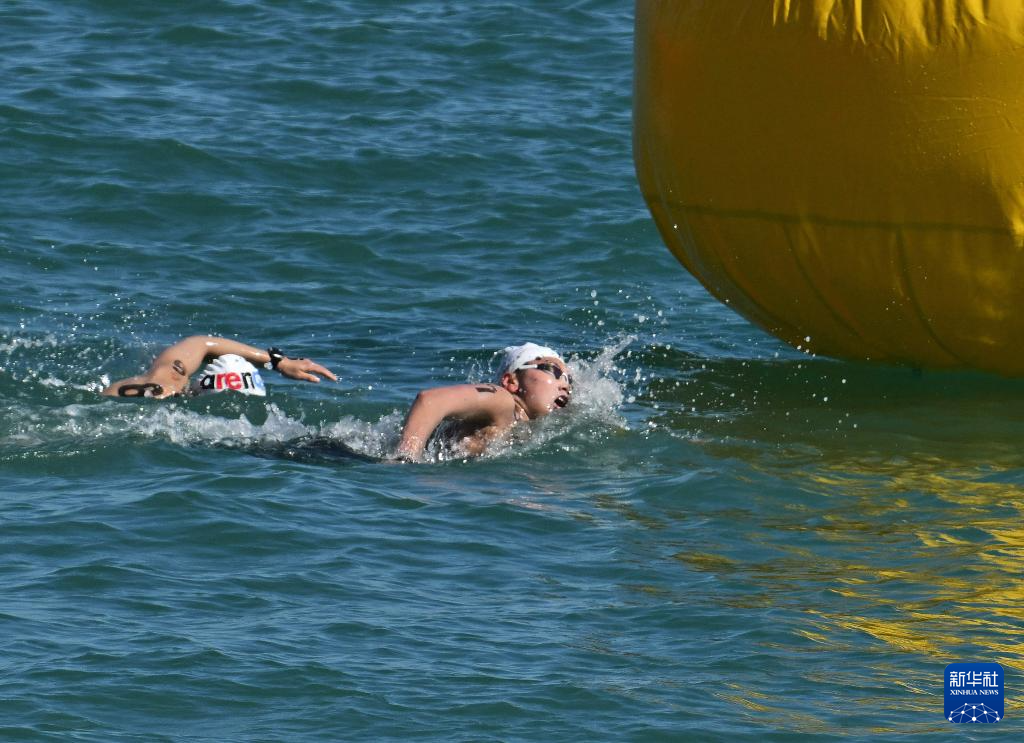 浙江队选手柳雅欣（右）在比赛中。