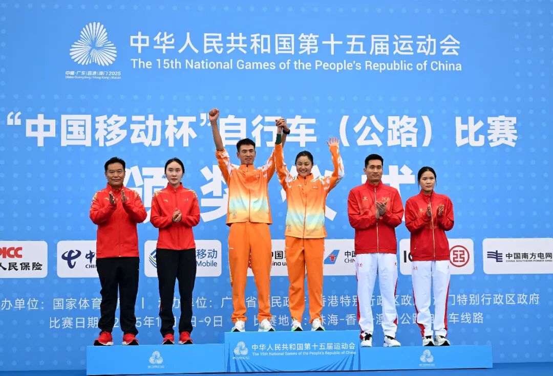 　　11月7日，冠军海南队选手张好（右三）、亚军江苏队选手魏苏婉（左二）、季军河南队选手陈思（右一）在颁奖仪式上。