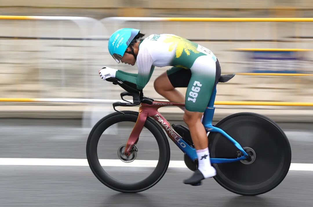 海南队选手张好在比赛中。