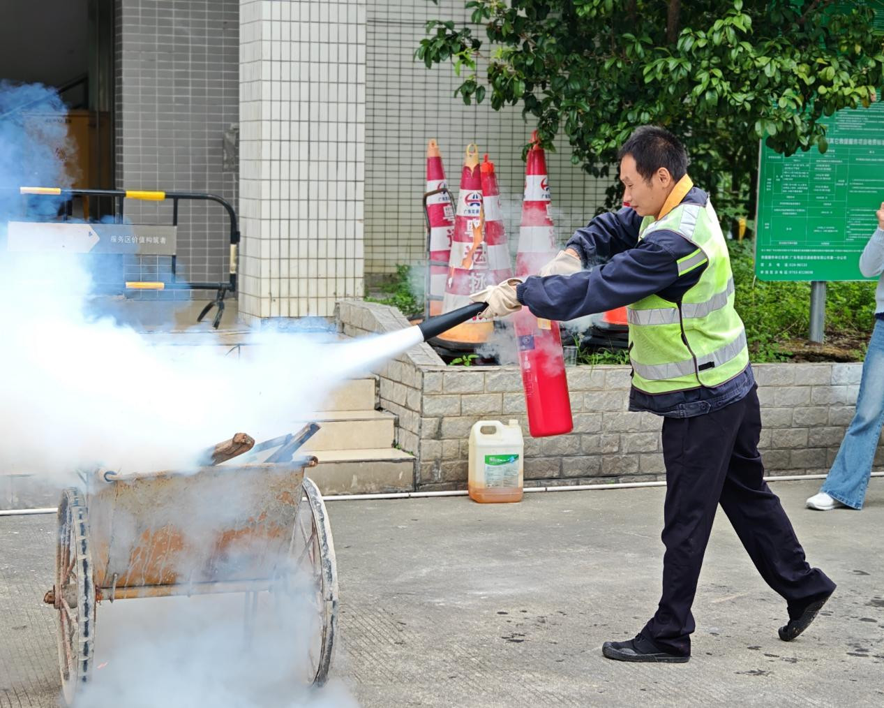参训人员开展灭火实操摄影：邵腾