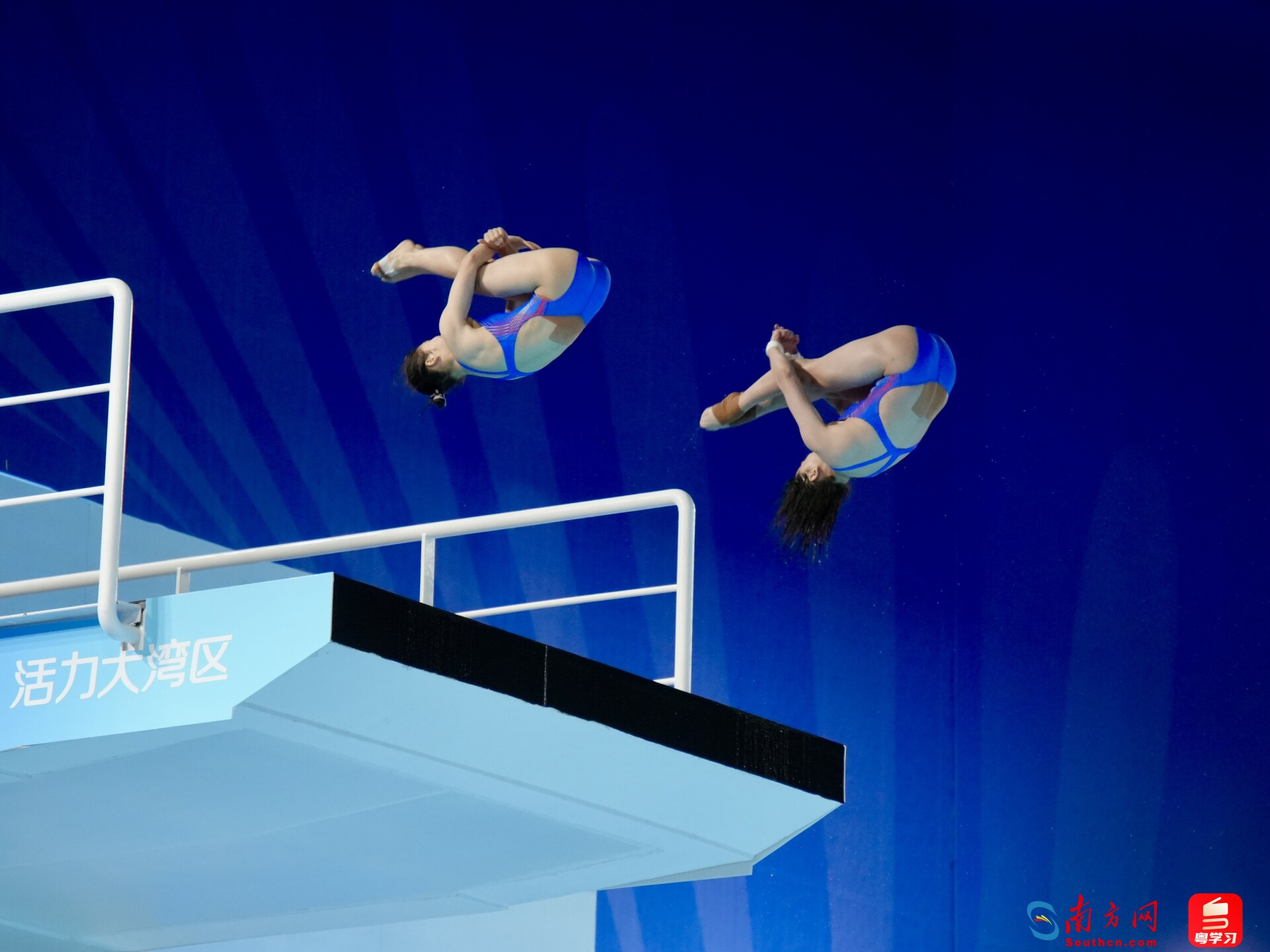 王伟莹（左）与全红婵（右）在比赛中。