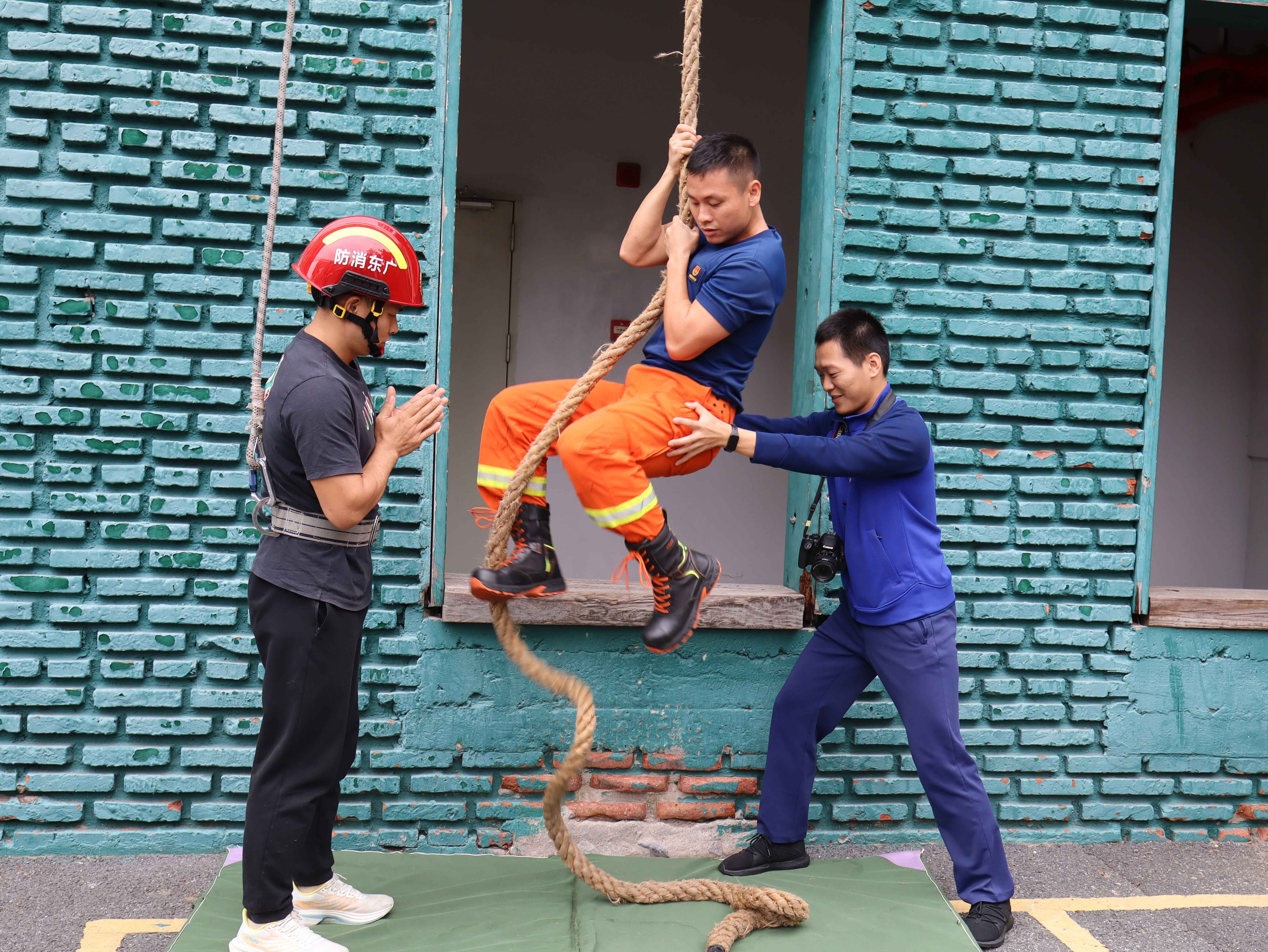 高空闯关。通讯员摄