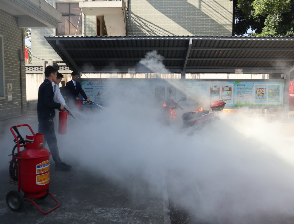 实战灭火。通讯员摄