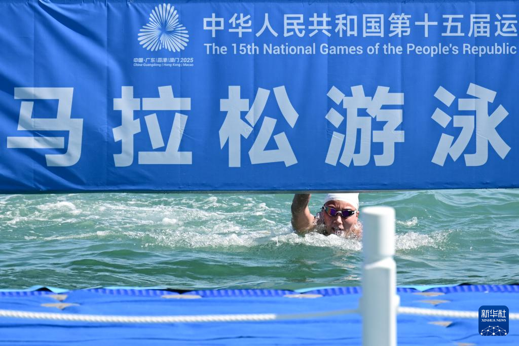 浙江队选手柳雅欣抵达终点。