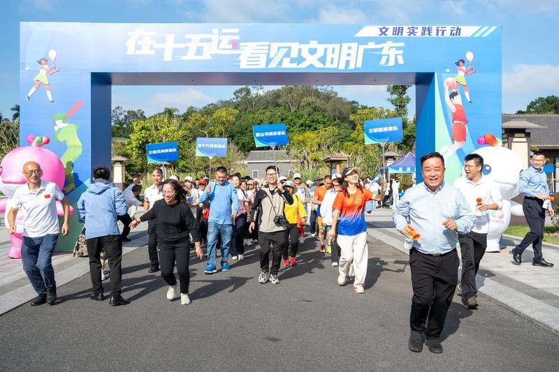 主题跑队队伍入场。见习记者 张景天 摄