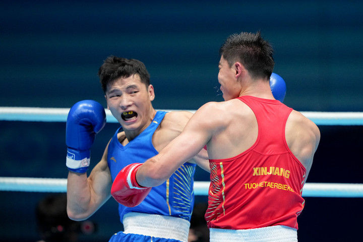11月6日，王小保（左）与托合塔尔别克·唐拉提汗在比赛中。新华社记者 彭奕凯 摄