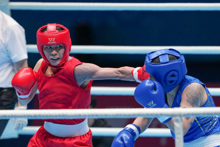 11月6日，许紫春（左）与阮木兰在比赛中。新华社记者 彭奕凯 摄