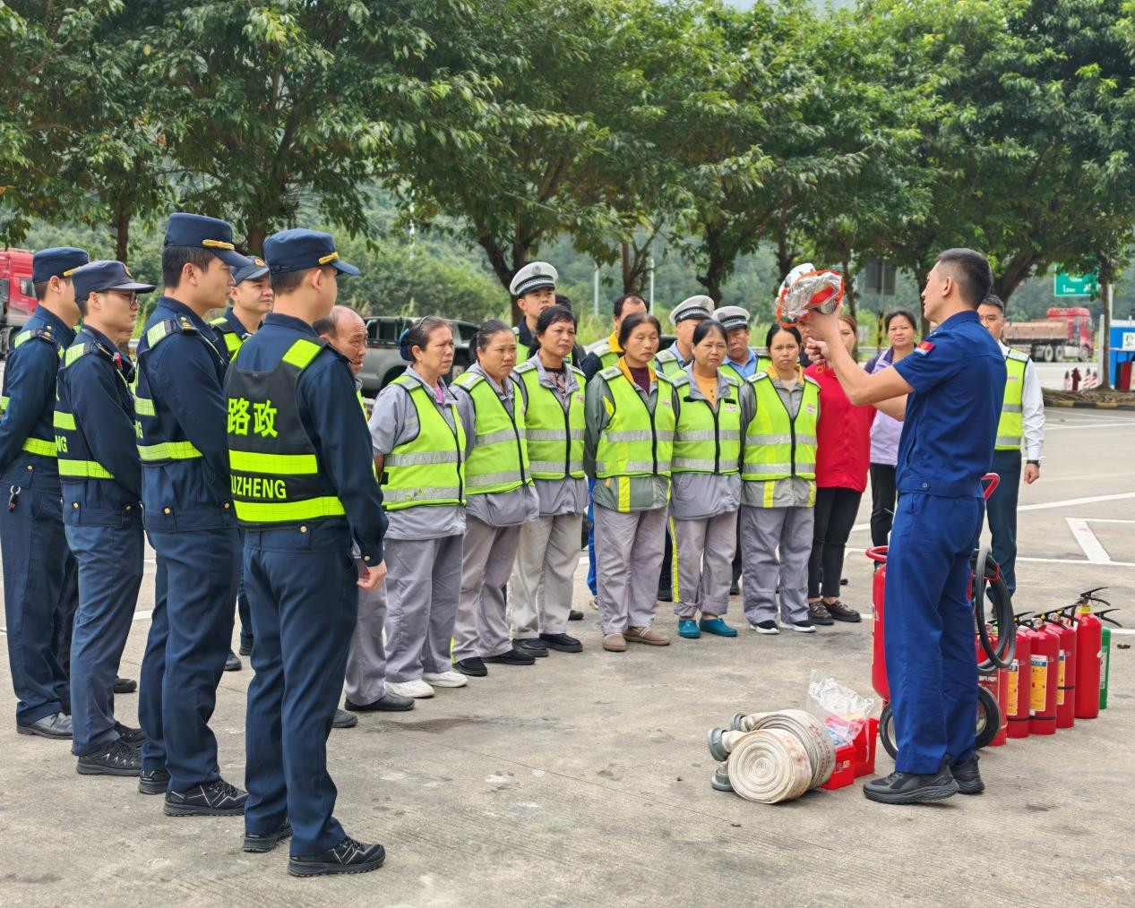 连山消防为参训人员讲解灭火器类别摄影：邵腾