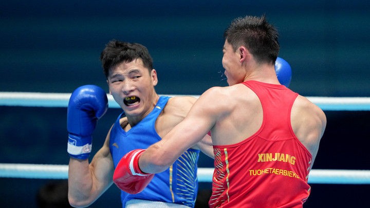 全运会拳击比赛：四川小将王小保爆冷击败亚运冠军