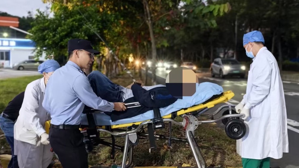 温暖的光！警医合力救援一弃车倒地司机 | 暖心画