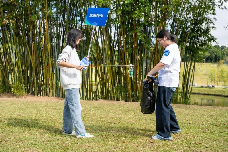 “绿色捡跑·文明同行·健康生活”活动，参与者捡拾垃圾。见习记者 张景天 摄