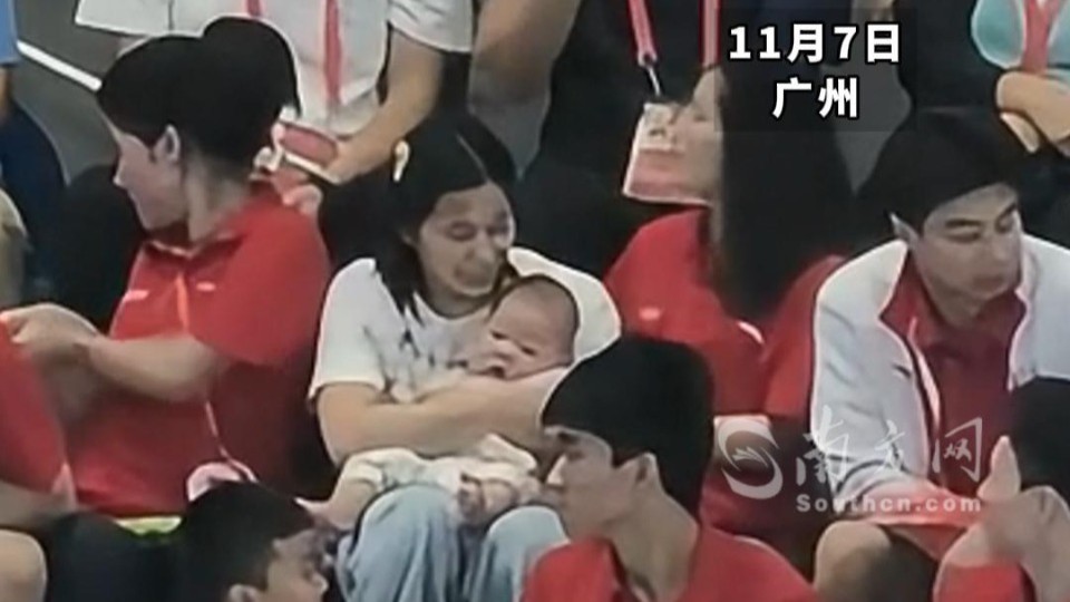 女子双人三米跳板比赛现场，全红婵现身观众席“带娃”