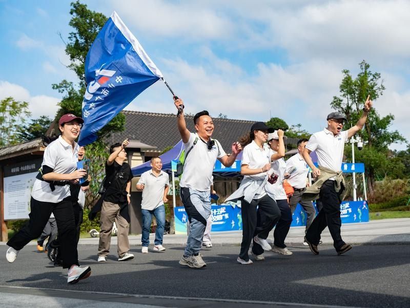 参加活动的市民开跑。见习记者 张景天 摄