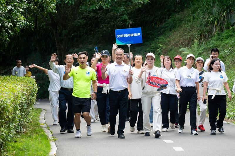 捡跑的队员们。见习记者 张景天 摄
