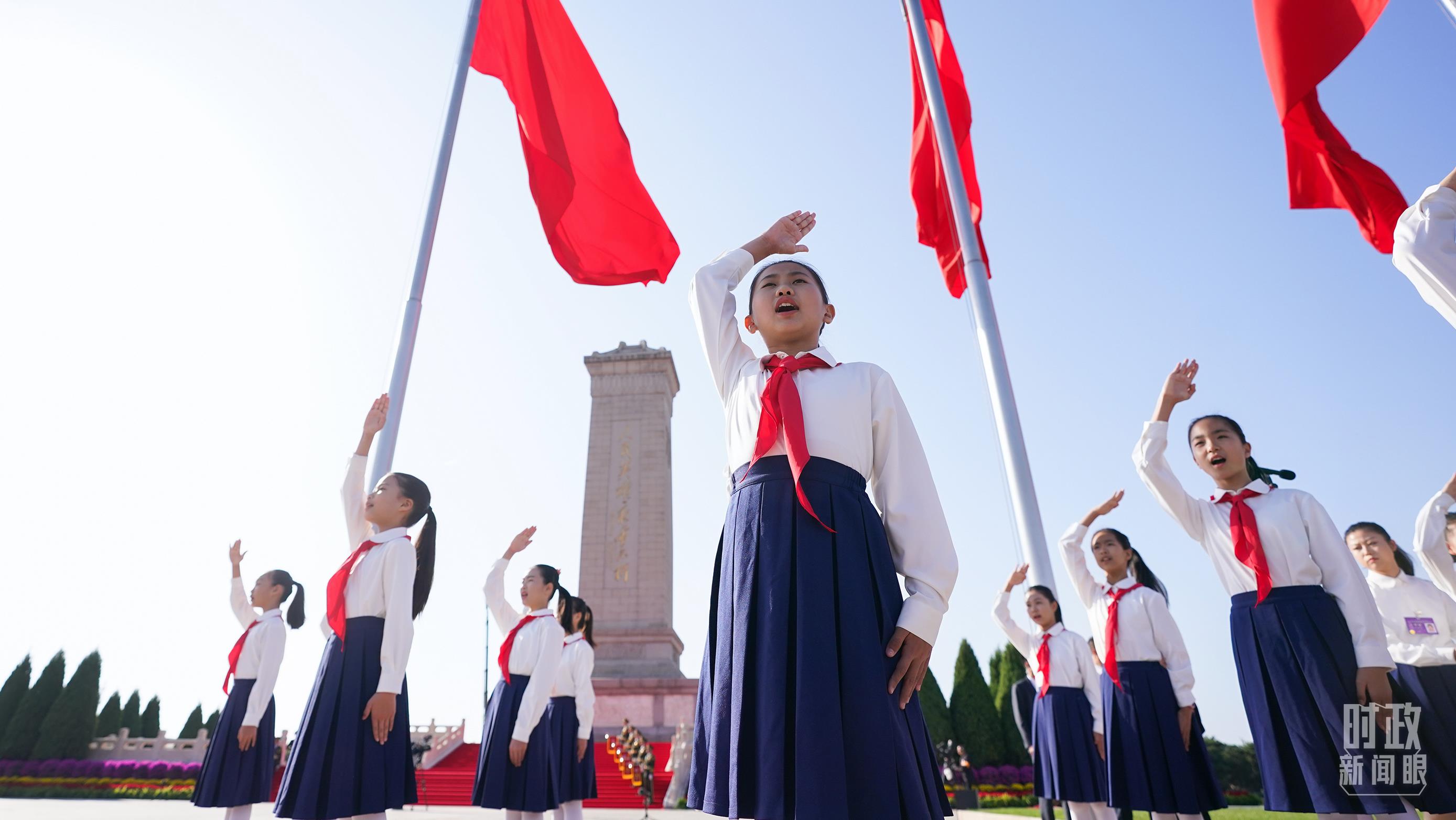 △参加烈士纪念日向人民英雄敬献花篮仪式的少年儿童。（总台记者李晋拍摄）