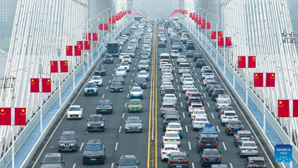 China's transportation network sees travel peak on 1st day of National Day holiday