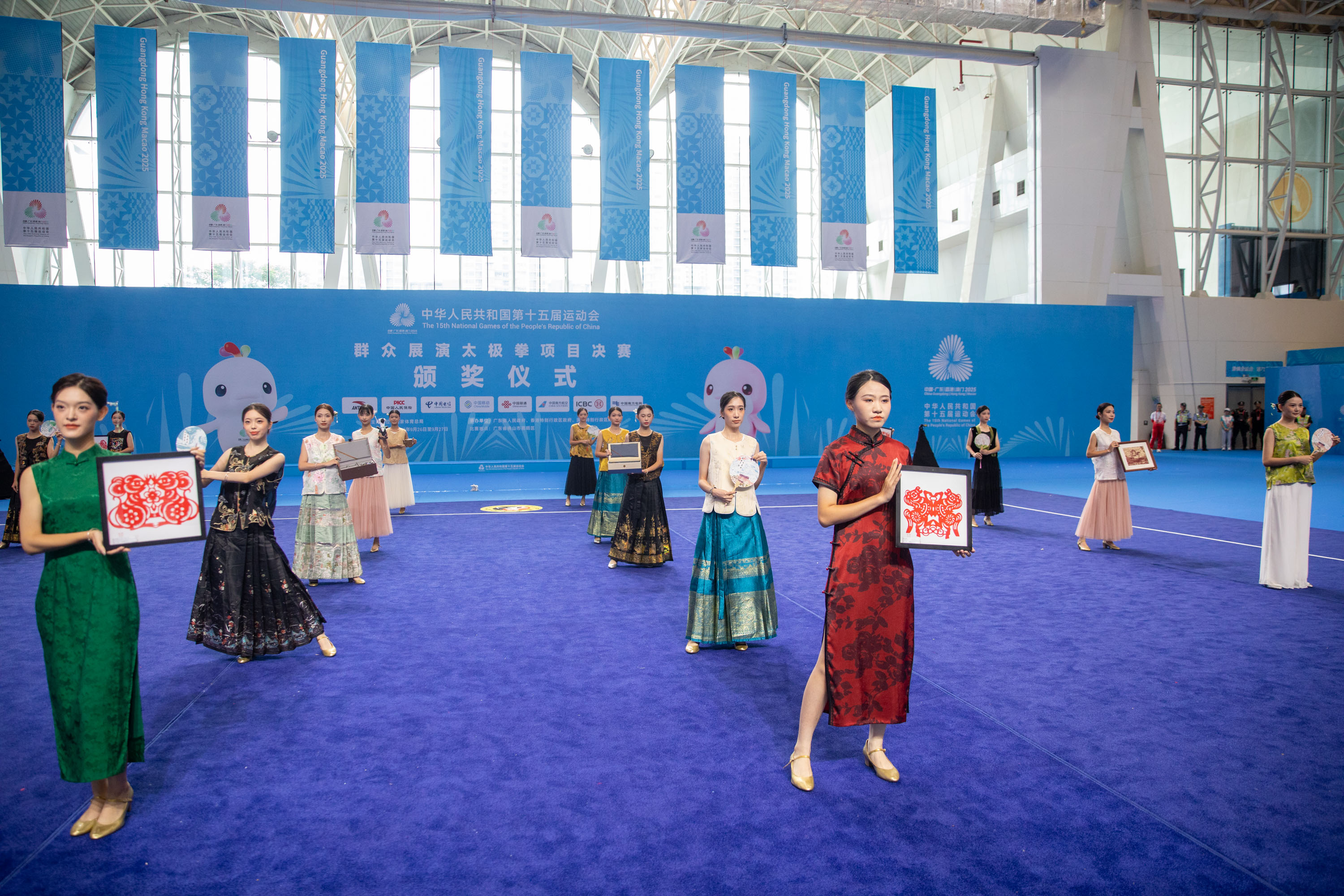 节目《活色生香》创新性地将武术与高明非遗文化、地方特色产品展示相结合。