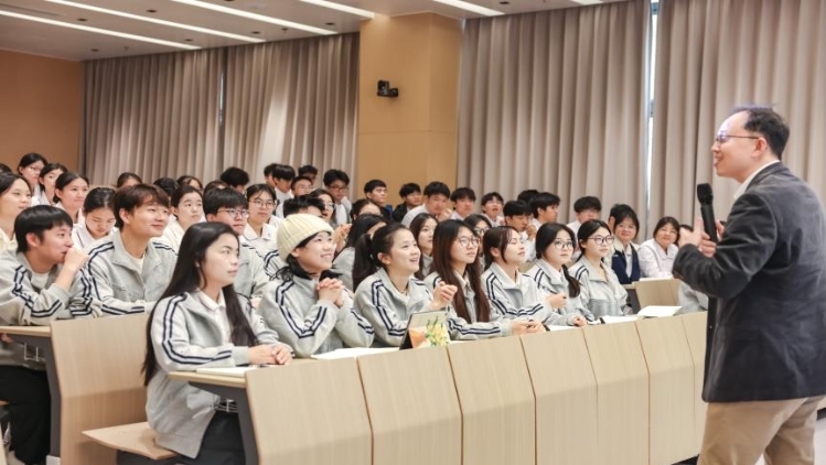 这堂大学思政课，学生下课了还想继续讨论，秘诀在哪？