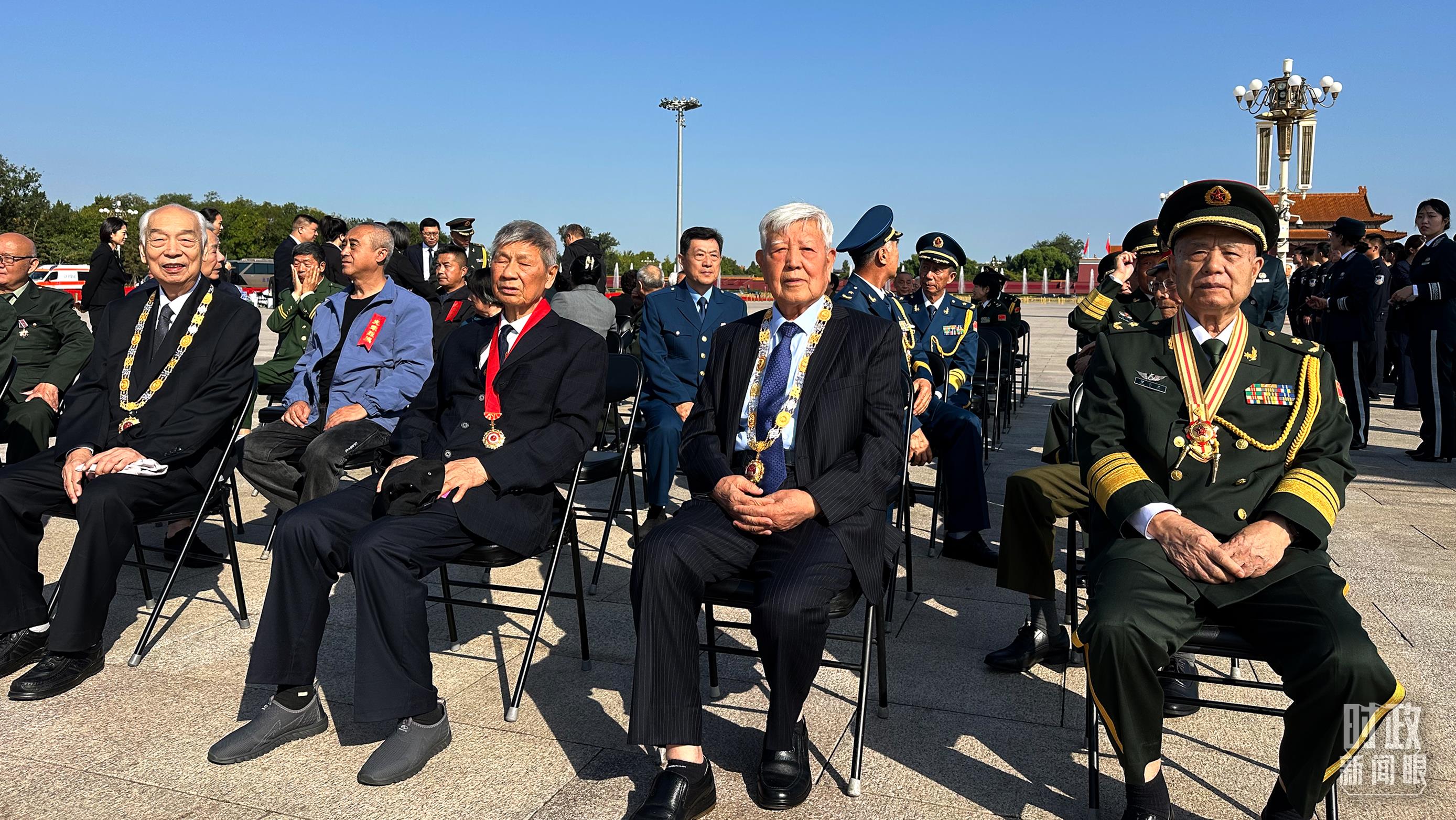 △出席烈士纪念日向人民英雄敬献花篮仪式的在京代表。（总台央视记者卢心雨拍摄）