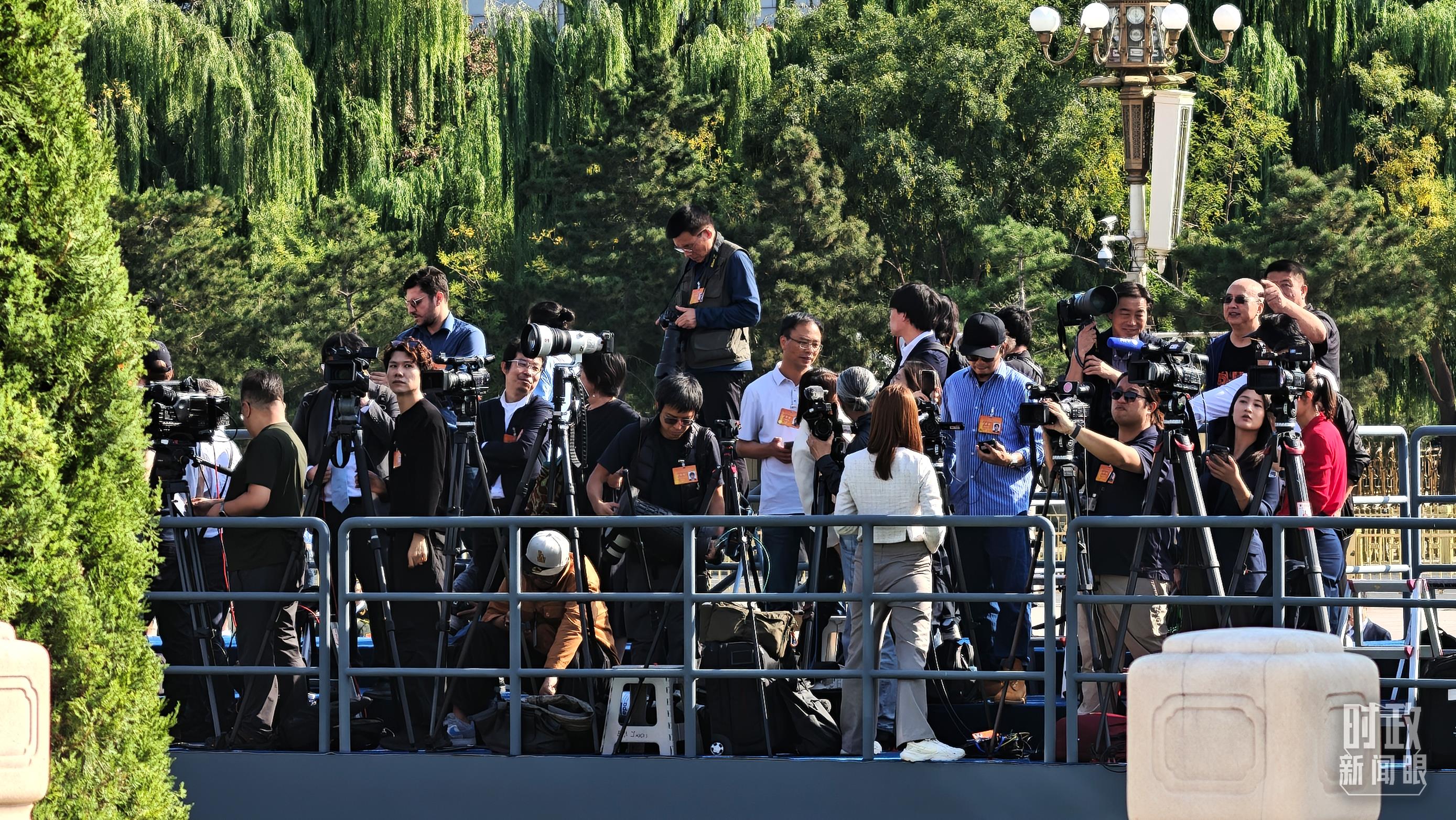 △9月30日，天安门广场上现场报道的记者。（总台央视记者鄂介甫拍摄）