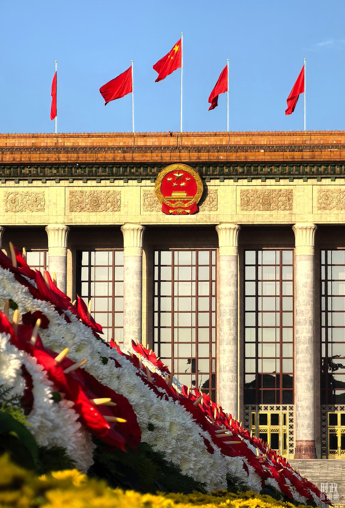 △白菊等鲜花组成的18个花环。（总台央视记者刘琦拍摄）