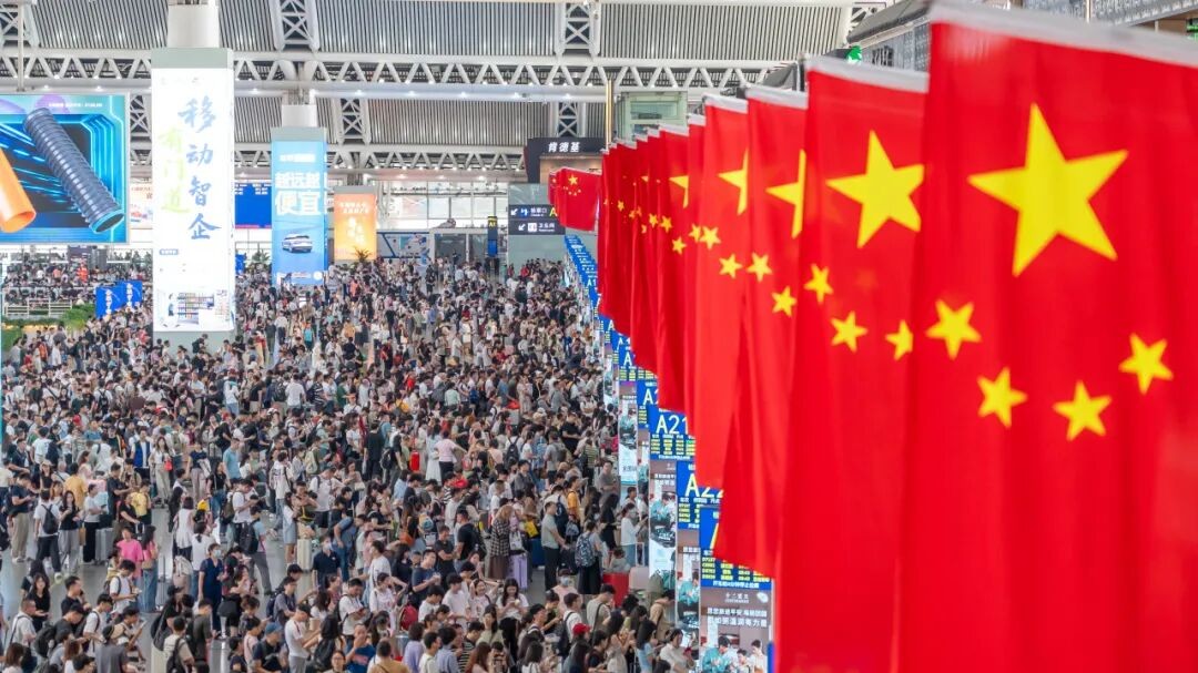 10月1日广州南站全站发送旅客82.1万人次，创历史新高