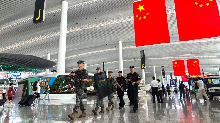 国庆我在岗，广州武警护航旅客平安