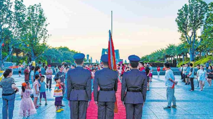 广东“第一缕阳光”与国旗同辉！汕头南澳举行国庆升旗仪式