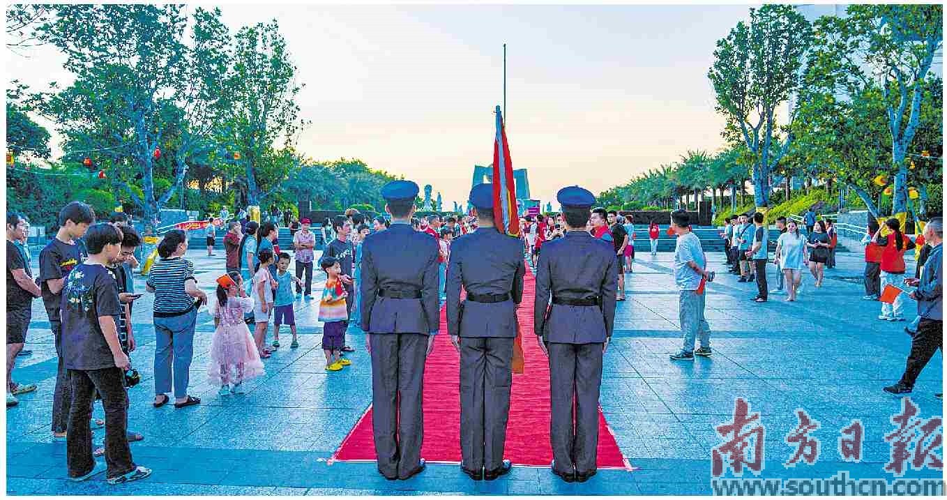 各地游客与南澳群众在广东最先看到日出的地方见证国庆升旗仪式。南澳县宣供图