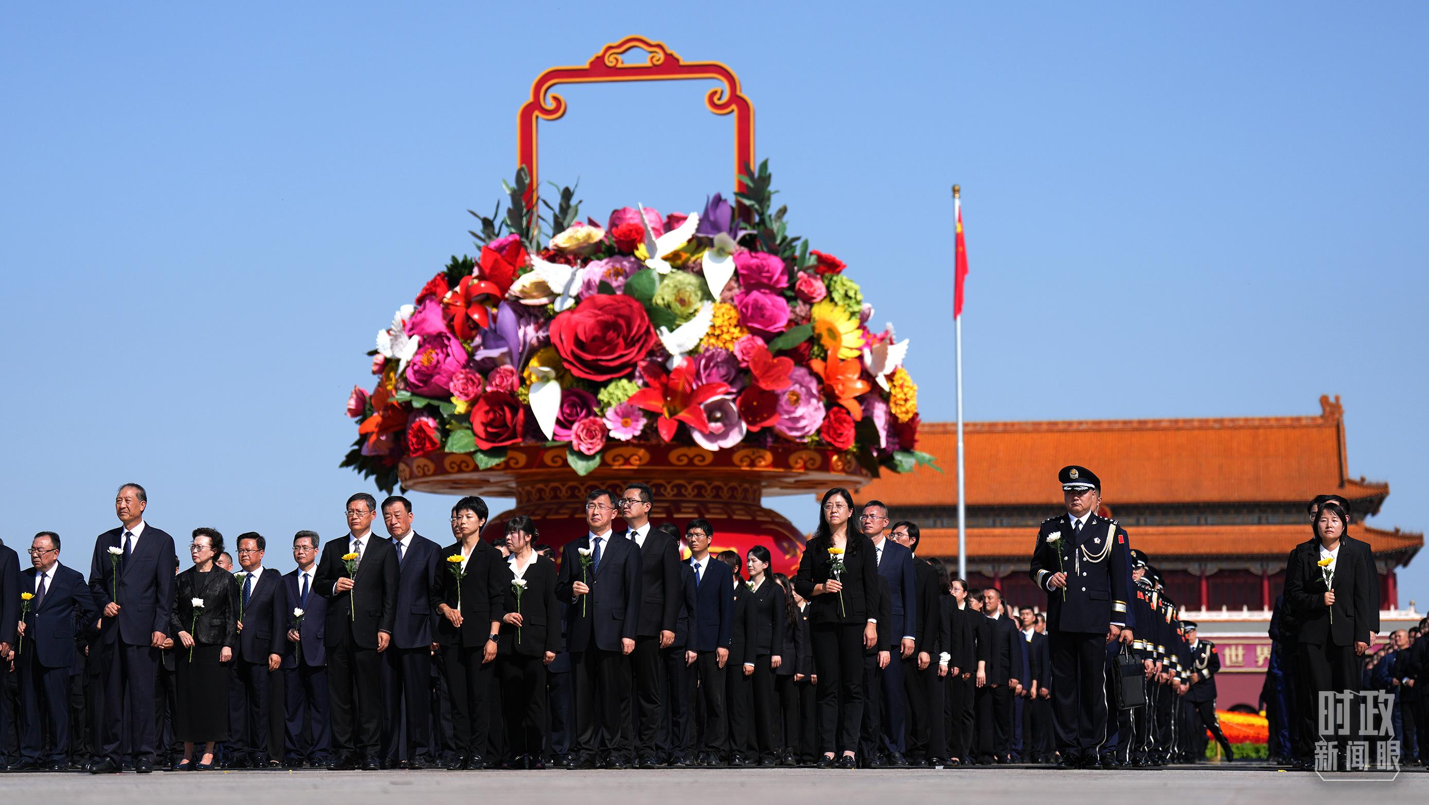 △烈士纪念日向人民英雄敬献花篮仪式现场。（总台记者李晋拍摄）