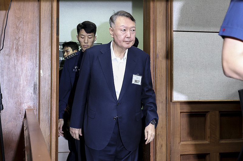 △当地时间9月26日上午，韩国前总统尹锡悦抵达首尔中央地方法院出席庭审。