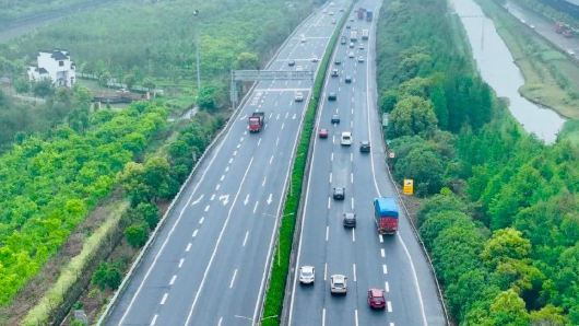 国庆中秋假期第二日全国道路交通总体平稳