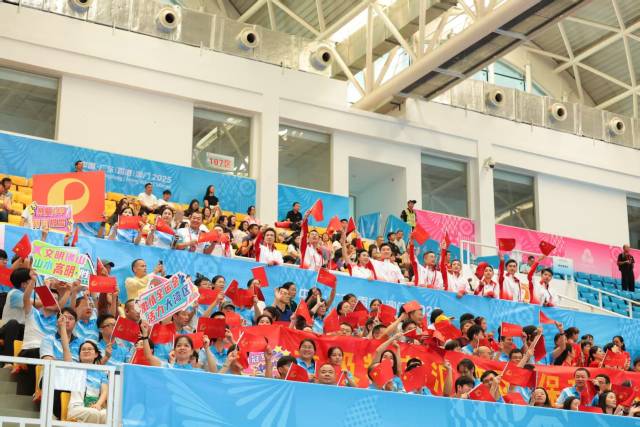 观众席传来阵阵鼓舞声。