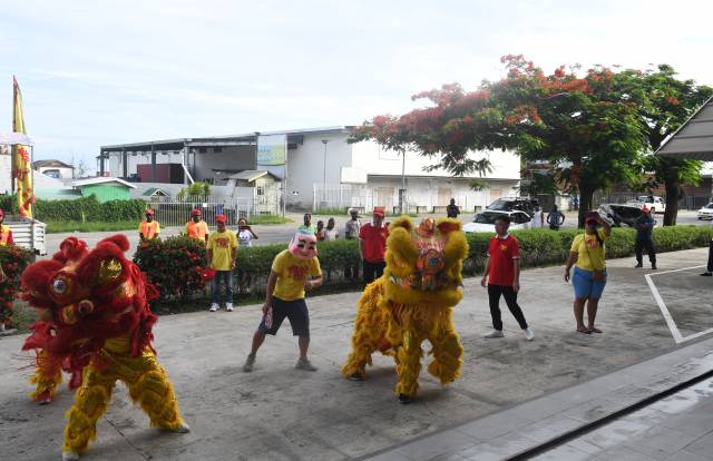 △所罗门群岛首都霍尼亚拉市街头上的舞狮表演。 